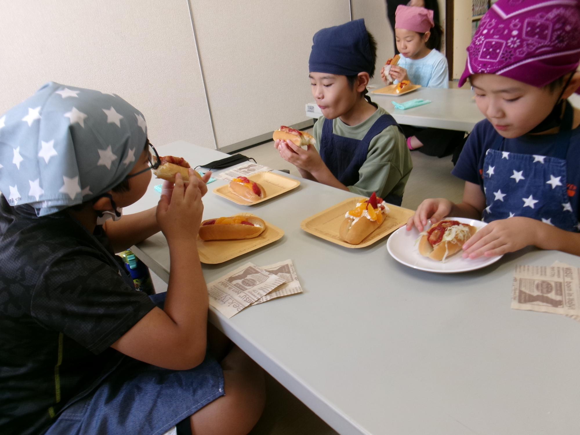参加児童で自分が作ったドッグロールを食べる様子の写真