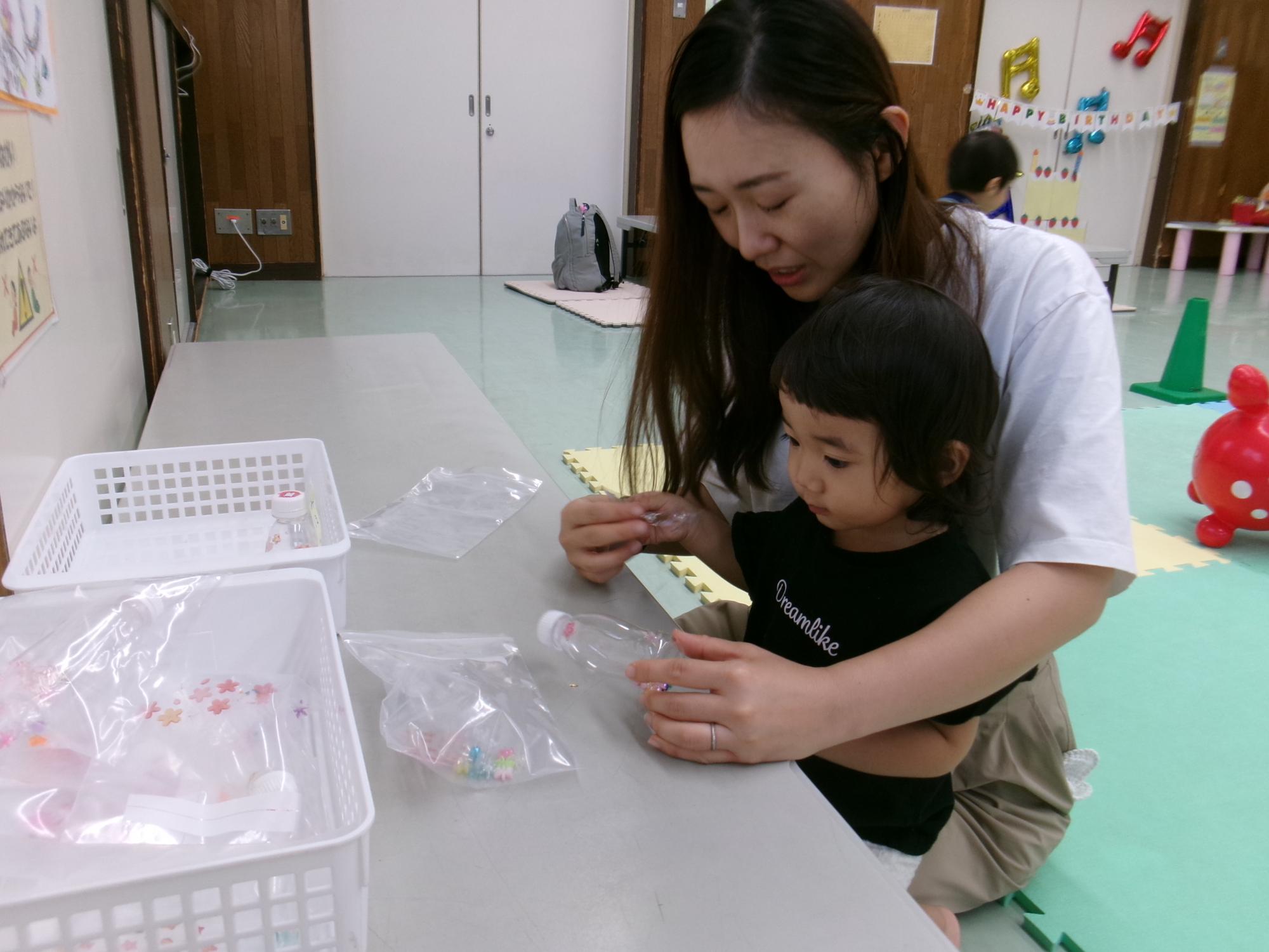 工作コーナーに参加する幼児親子の様子の写真