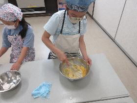 ホットケーキを作っている写真