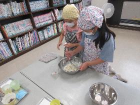 ホットケーキを作っている写真