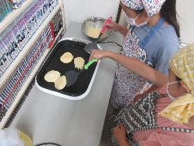 ホットケーキを焼いている写真