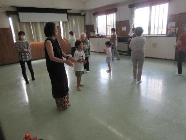 踊りの練習をしている様子