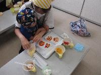 ひとくちピザを作っている写真