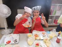 出来上がったピザを食べている写真