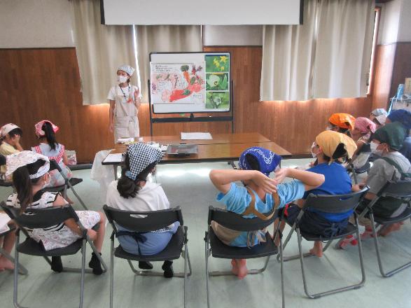 栄養士さんからのお話を聞く様子