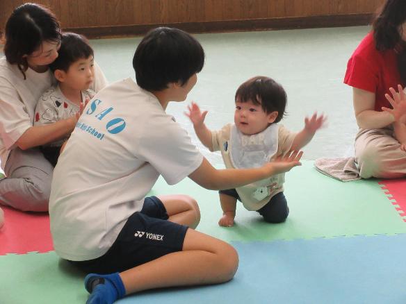 いっしょに遊んでいる様子