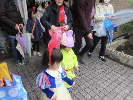 ハロウィンの仮装をして麻生こども文化センター周辺を歩いてる写真