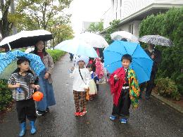 ハロウィンの仮装をして麻生こ文周辺を歩いている写真