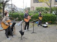 オープニングで団体利用の方々にギータ―をいただいた写真