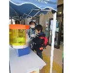 わたあめづくりを体験している写真