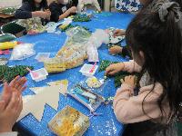 マカロニでクリスマスツリーを作っている写真