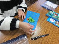 クリスマスカードを作っている写真