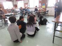 掃除の後は参加者で避難訓練をして、災害時の必要なことクイズをている写真