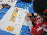 書いた風神雷神をスチレンボードに貼って毛糸などで飾っている写真