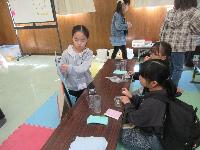 工作の説明をしている写真