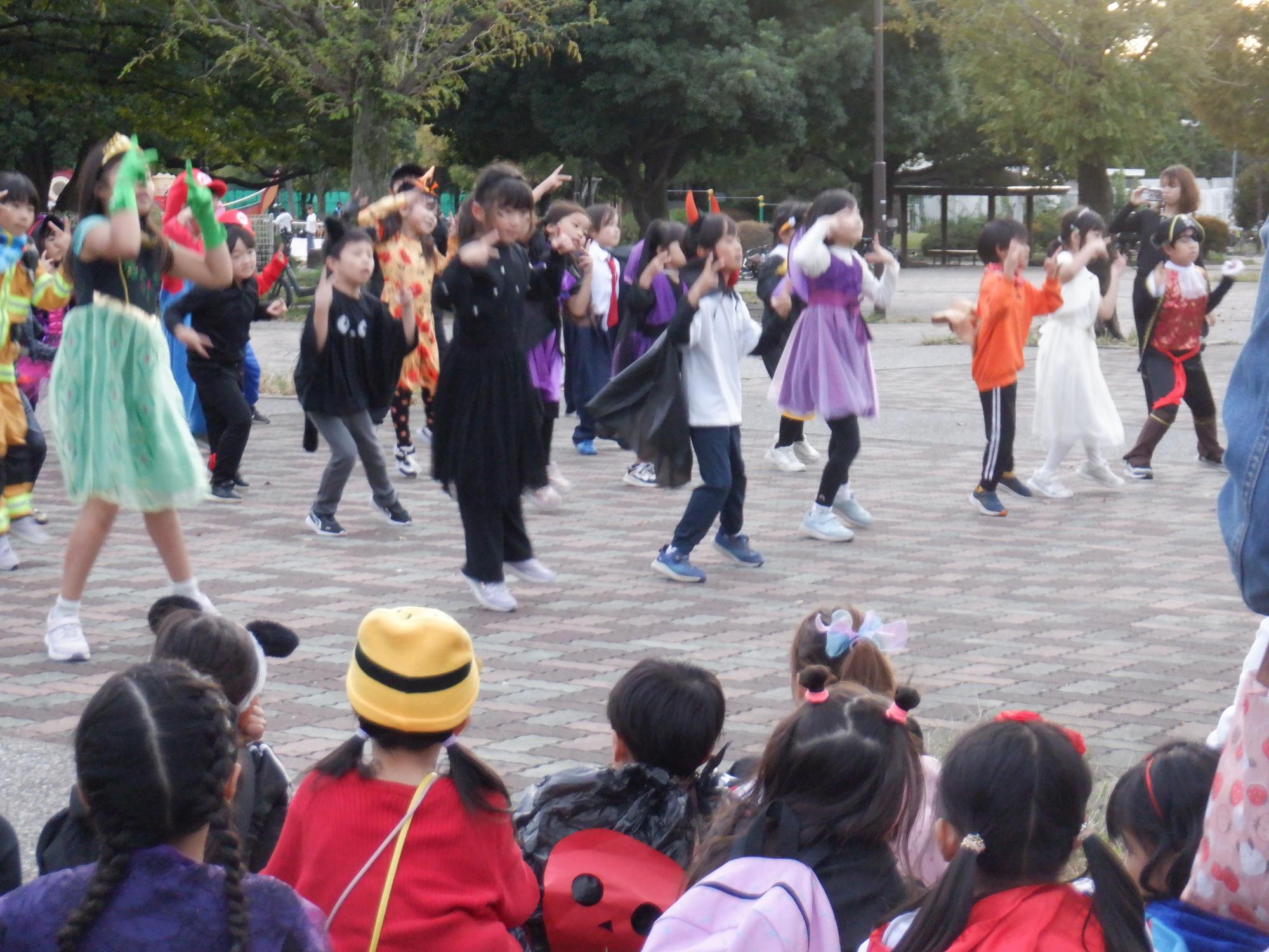 四谷小学校わくわくプラザの子どもたちがダンスを披露する様子の写真