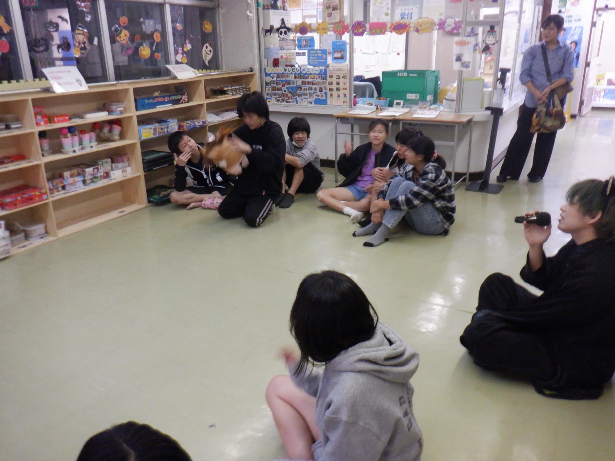 中学生がカラオケタイムを楽しむ様子の写真