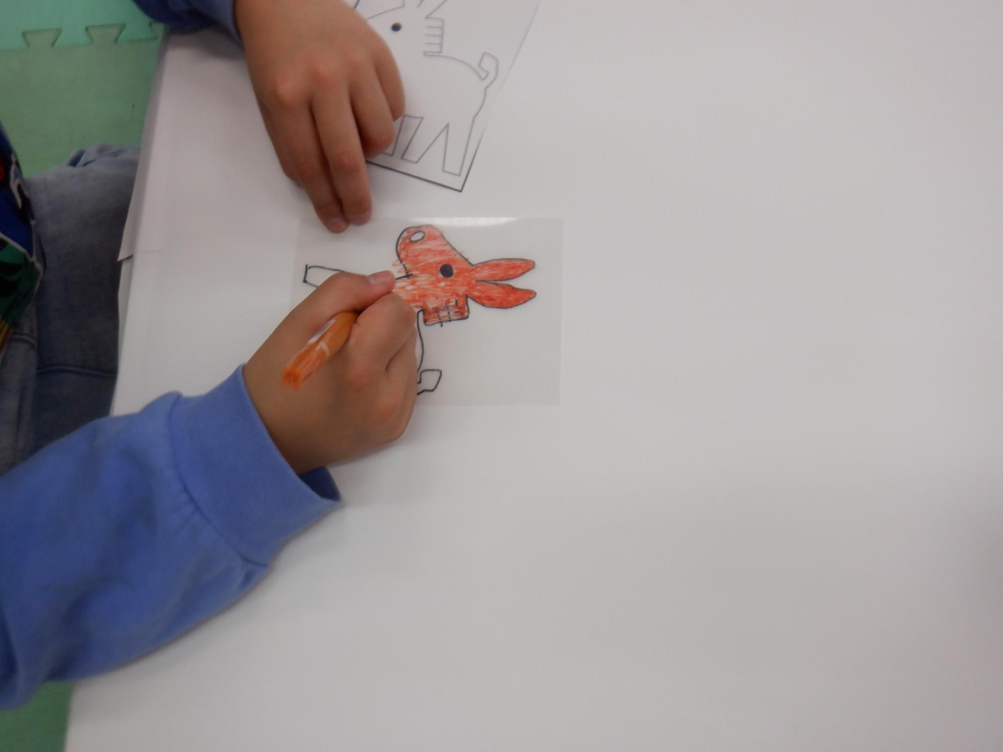 ロバ隊長のプラバンをつくる小学生児童の写真