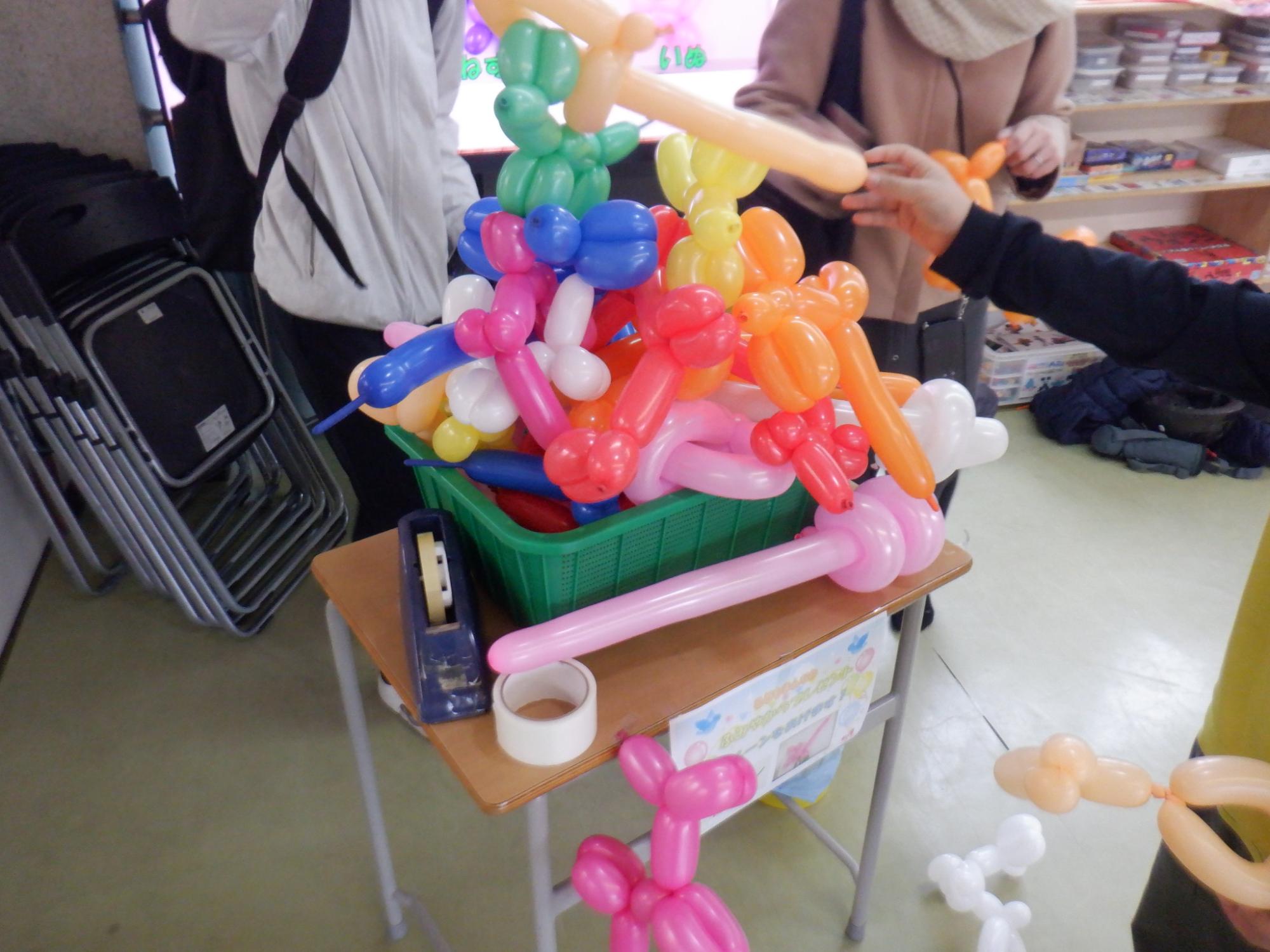 プレゼント用のバルーンがかごに山盛り用意されている様子