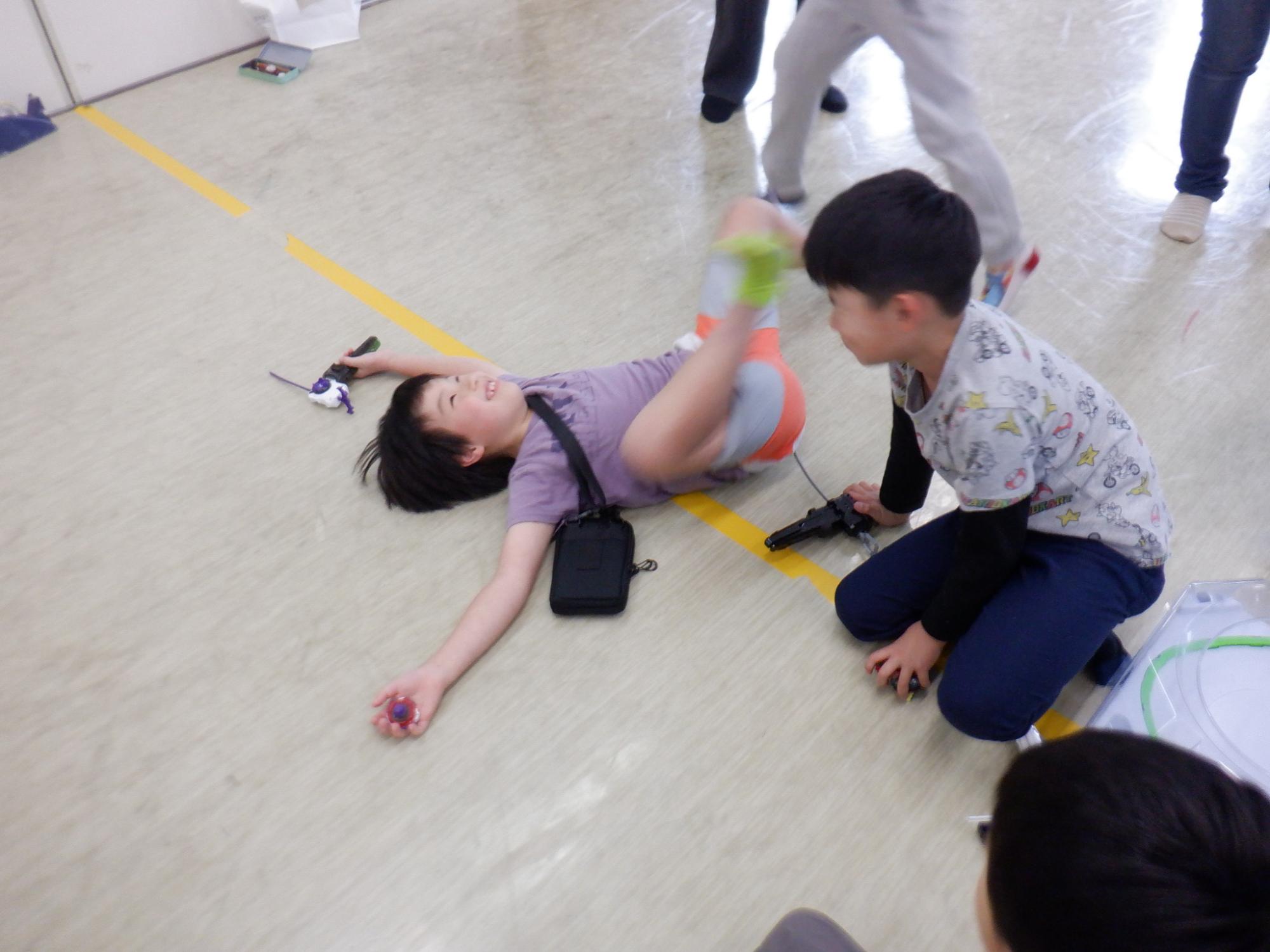 試合に負けてひっくり返る児童の様子