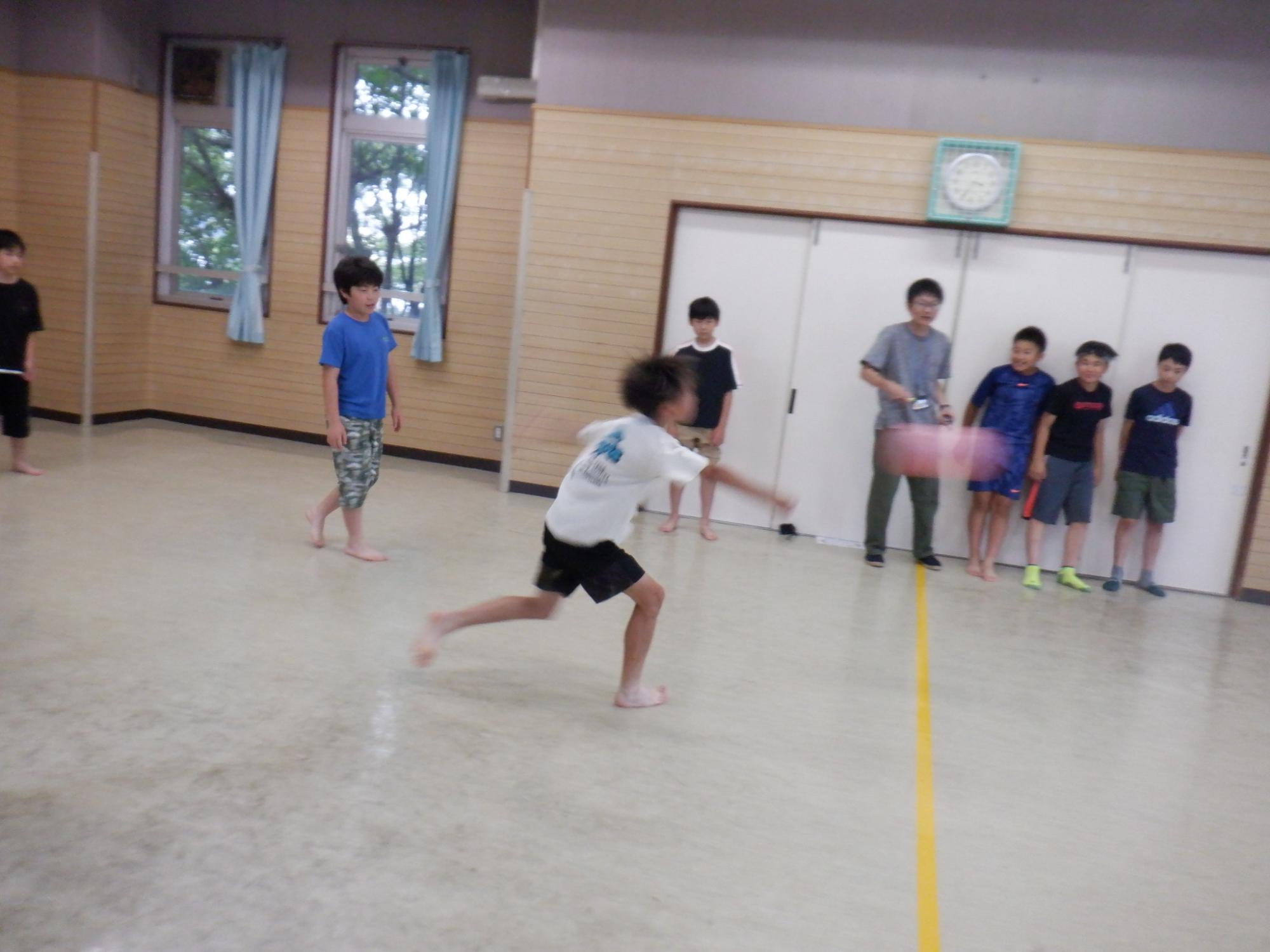 ドッジボールタイムでボールを投げる高学年の部の参加者