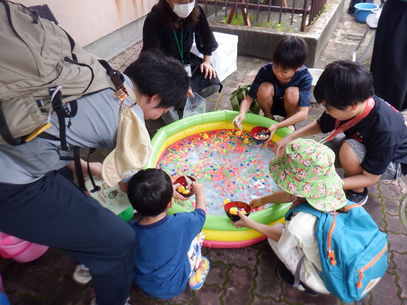 スーパーボールすくいに挑戦する子どもたちの写真