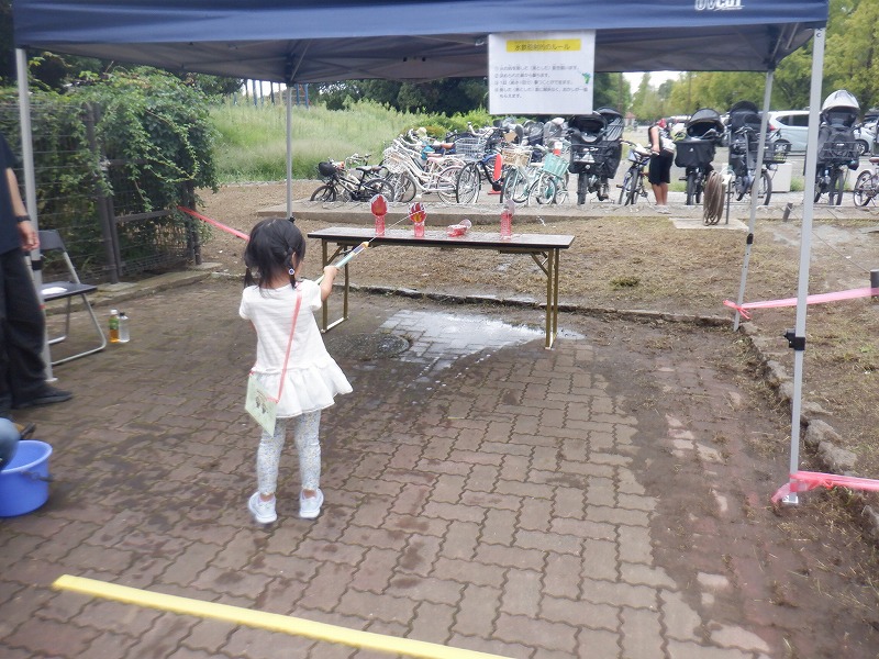 水鉄砲射的に参加している子どもの様子