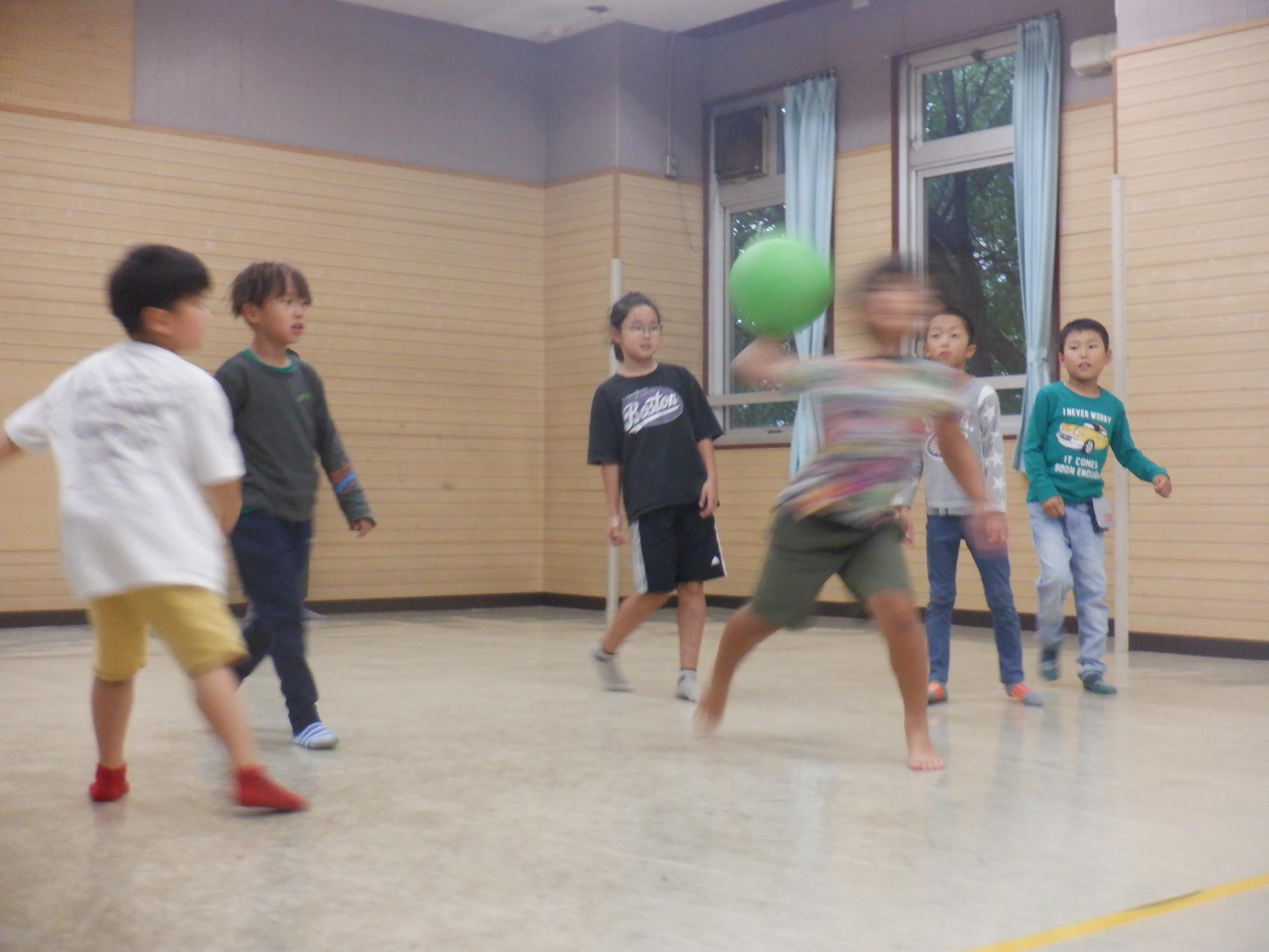 ドッジボールを楽しむ小学生児童の様子の写真