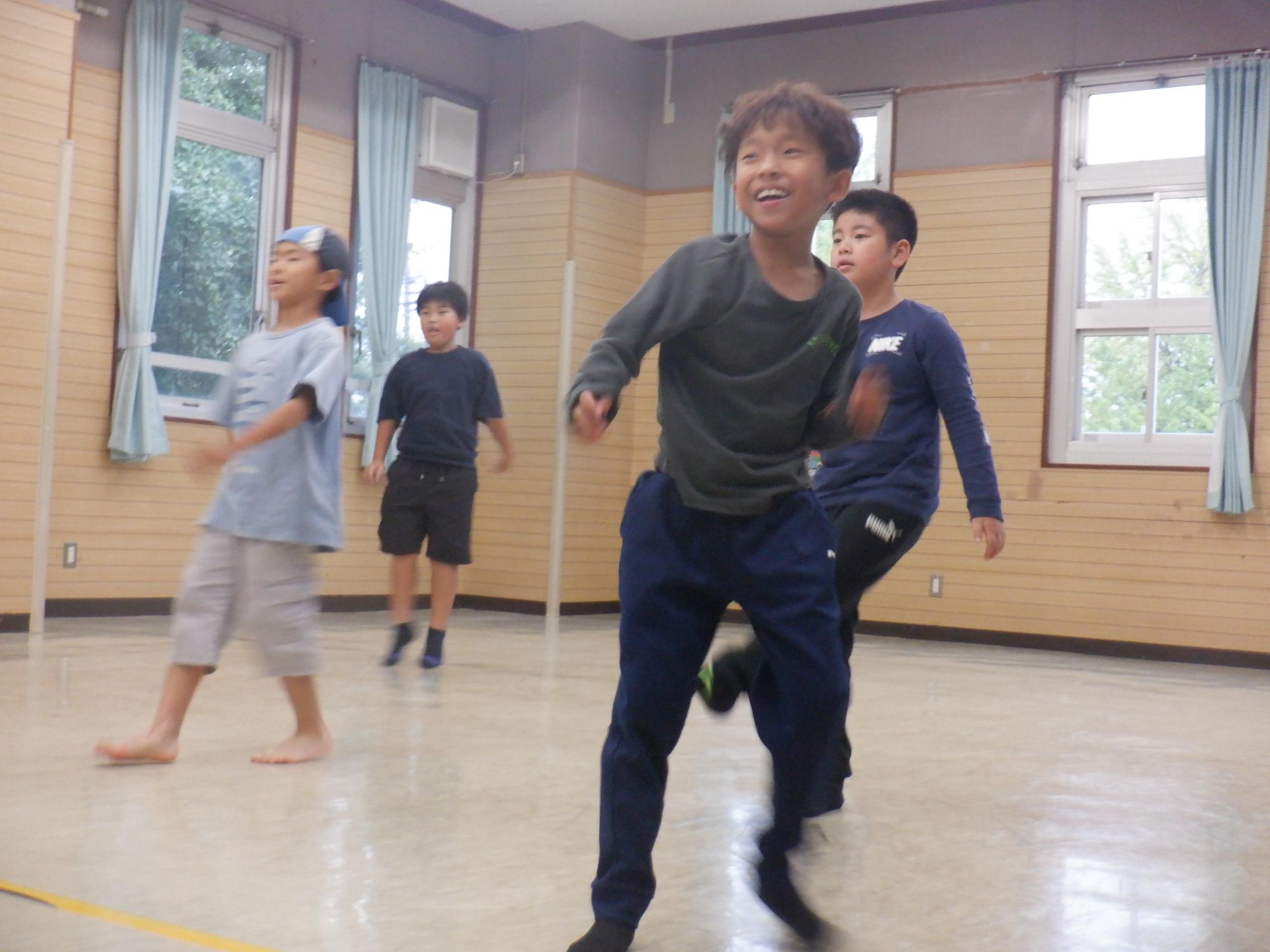ドッジボールを楽しむ小学生児童の様子の写真