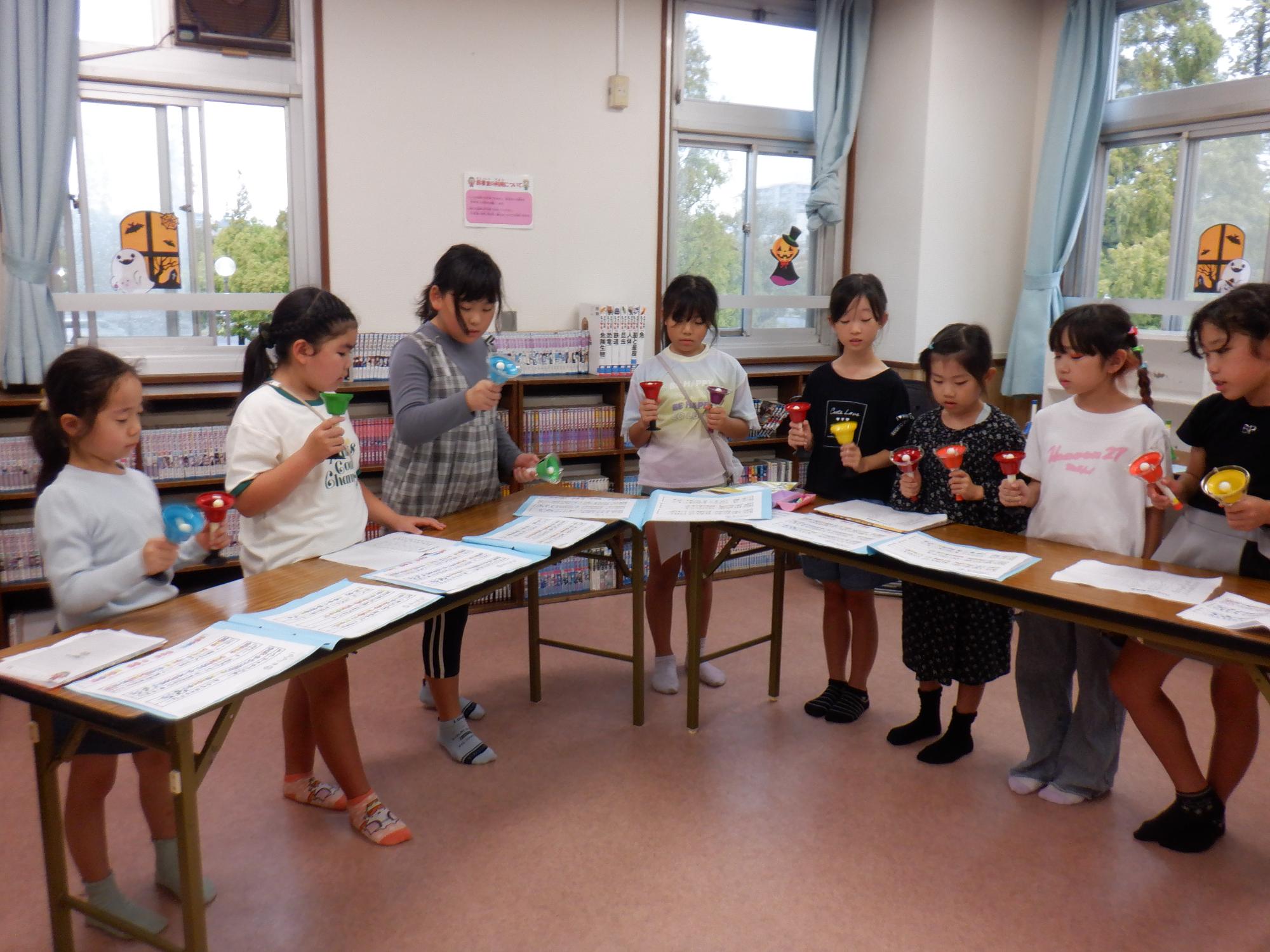 ハンドベルクラブに所属する小学生児童が練習をする様子の写真