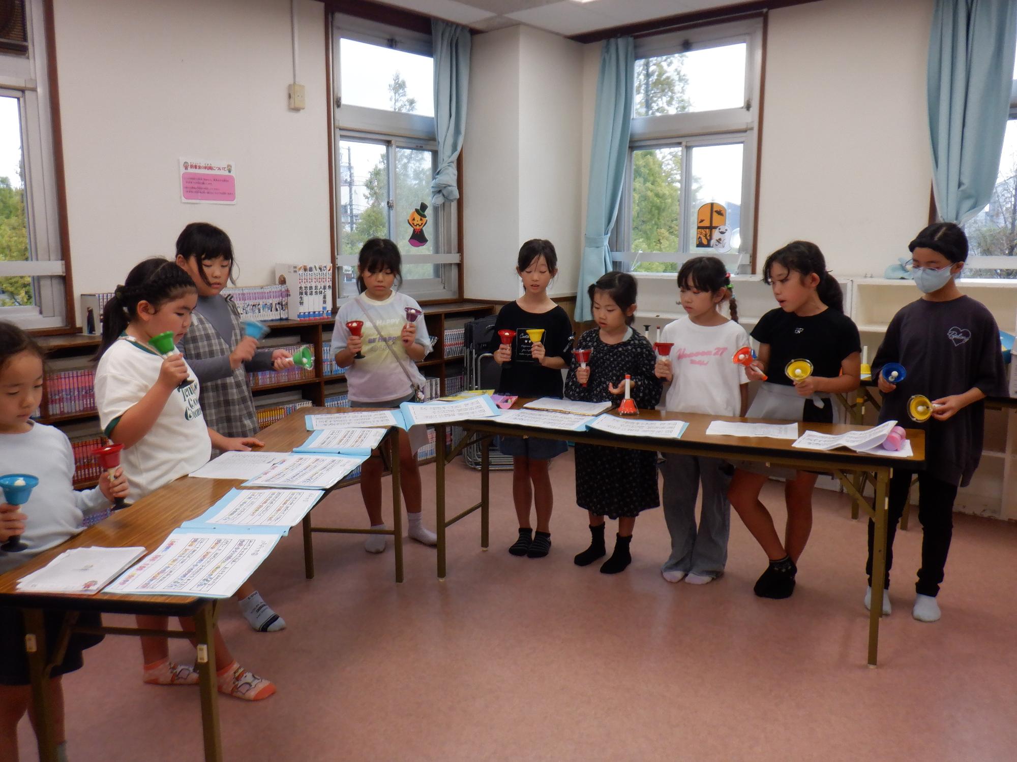 ハンドベルクラブに所属する小学生児童が練習をする様子の写真