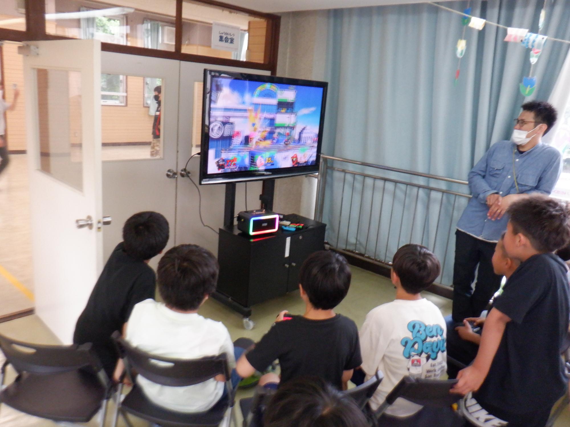 子どもたちがゲームを行っている写真