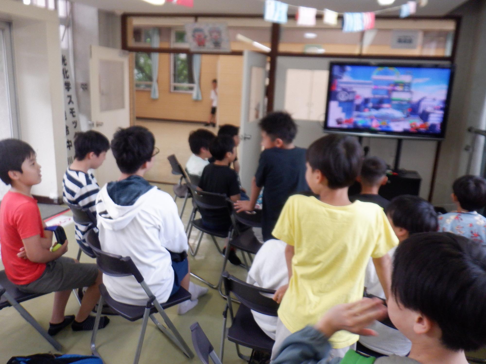 子どもたちがゲームを行っている写真