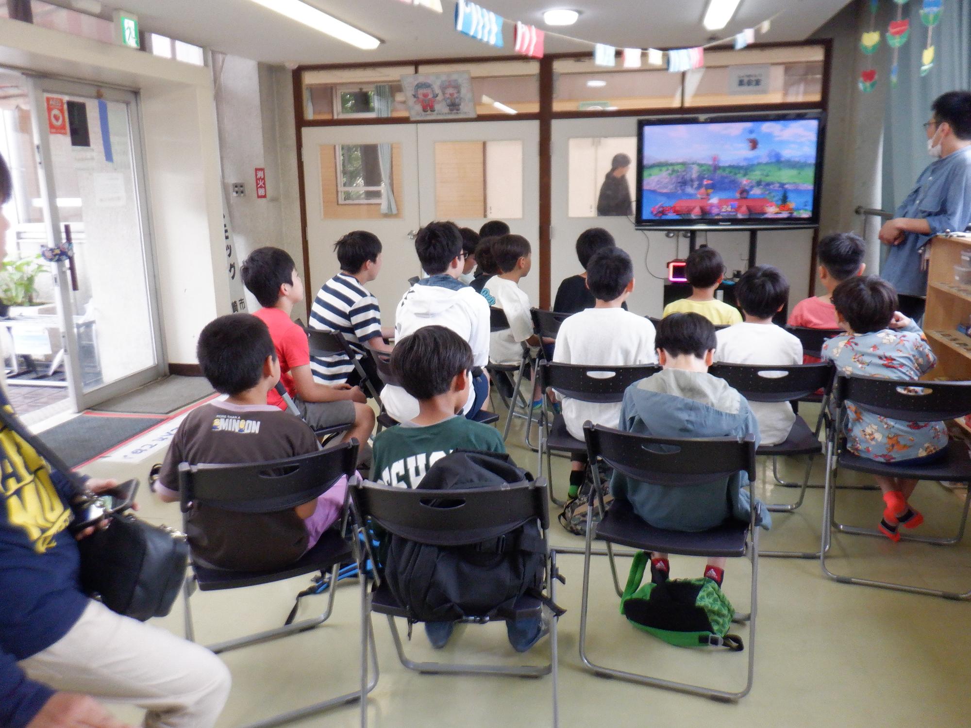 子どもたちがゲームを行っている写真