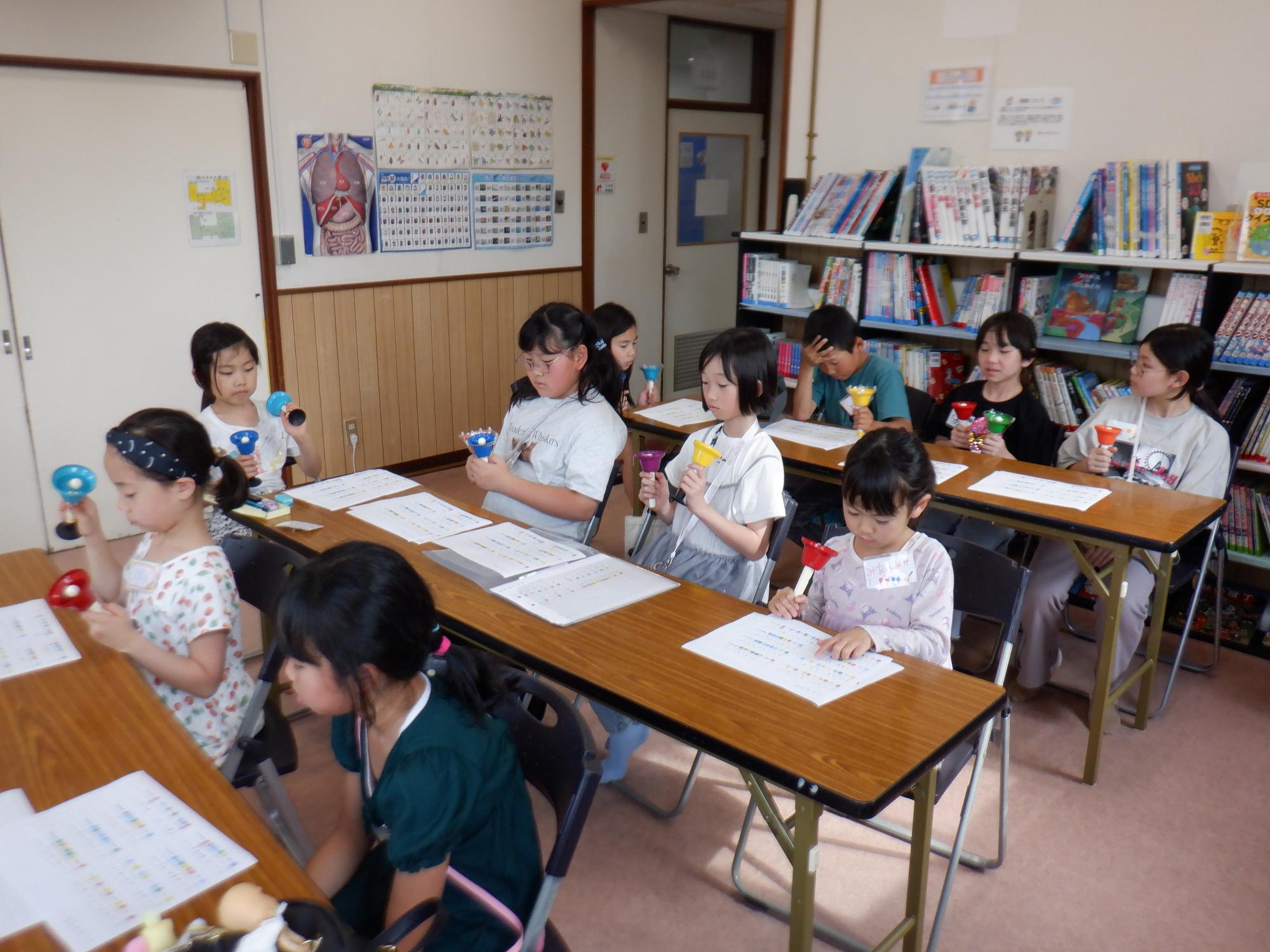 ハンドベルの練習をする子どもたちの写真