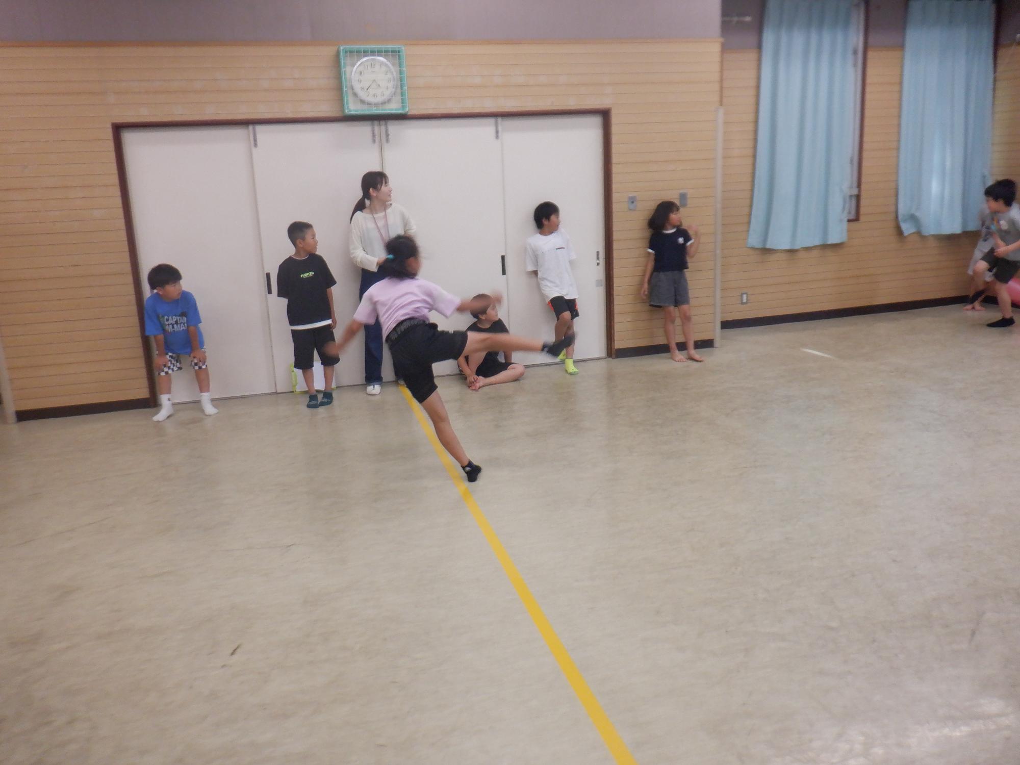 ドッジボールを楽しむ小学生児童の写真