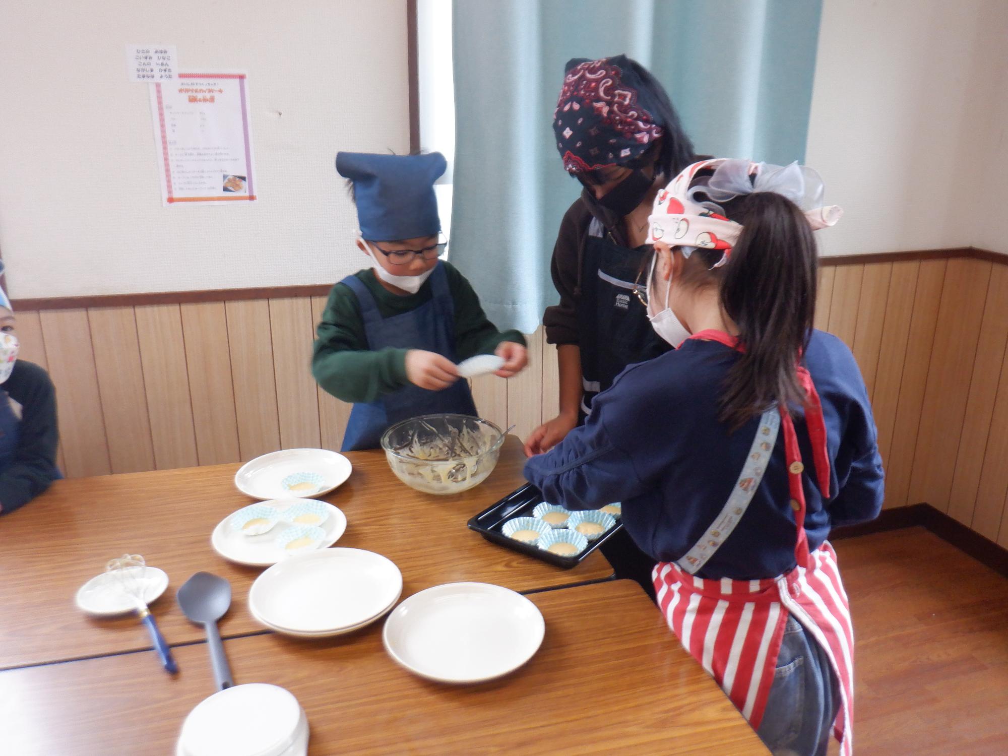 カップケーキの生地を焼く準備をする様子の写真