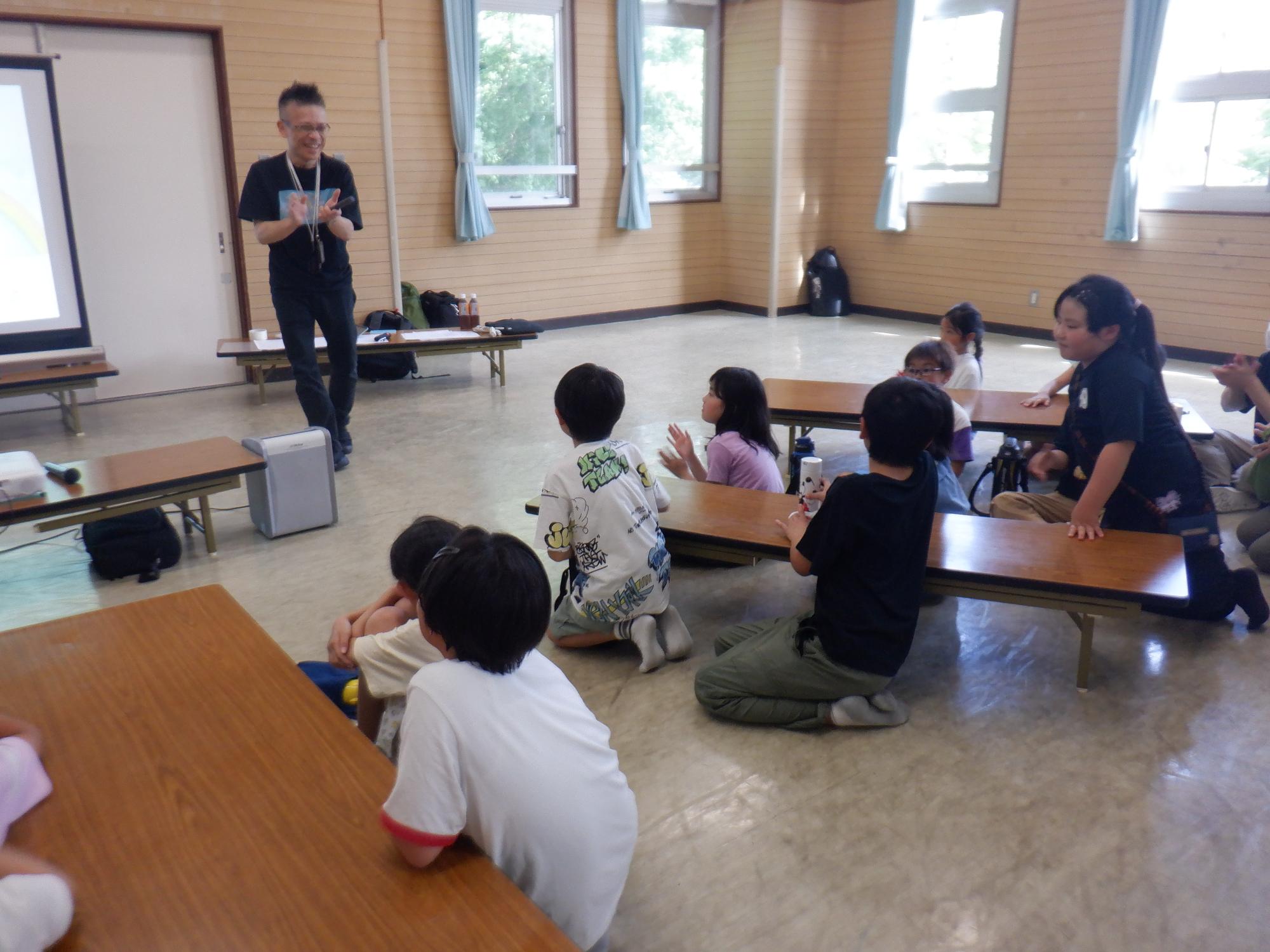 だじゃれを教えている様子