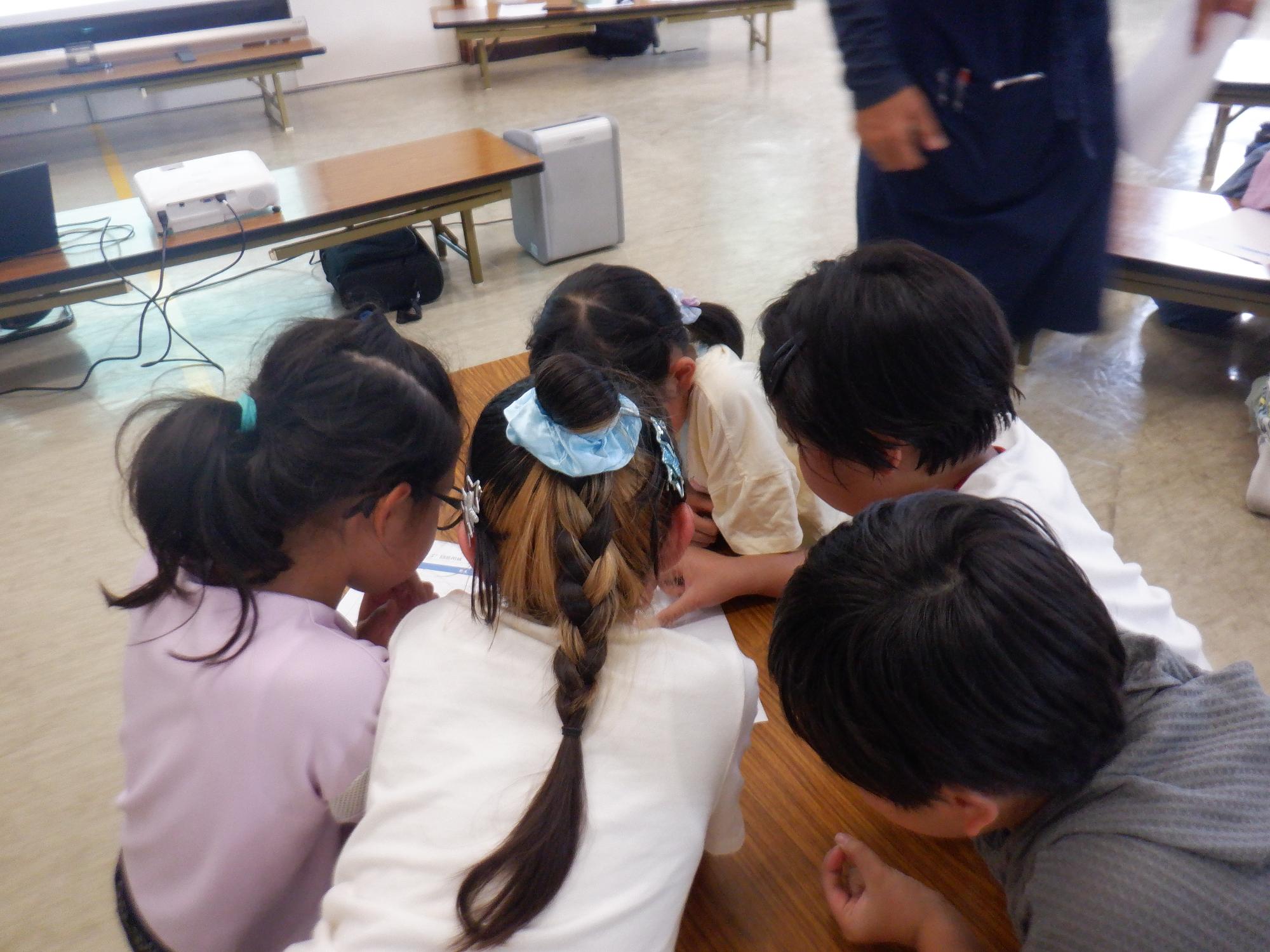 だじゃれを考えている小学生たちの様子