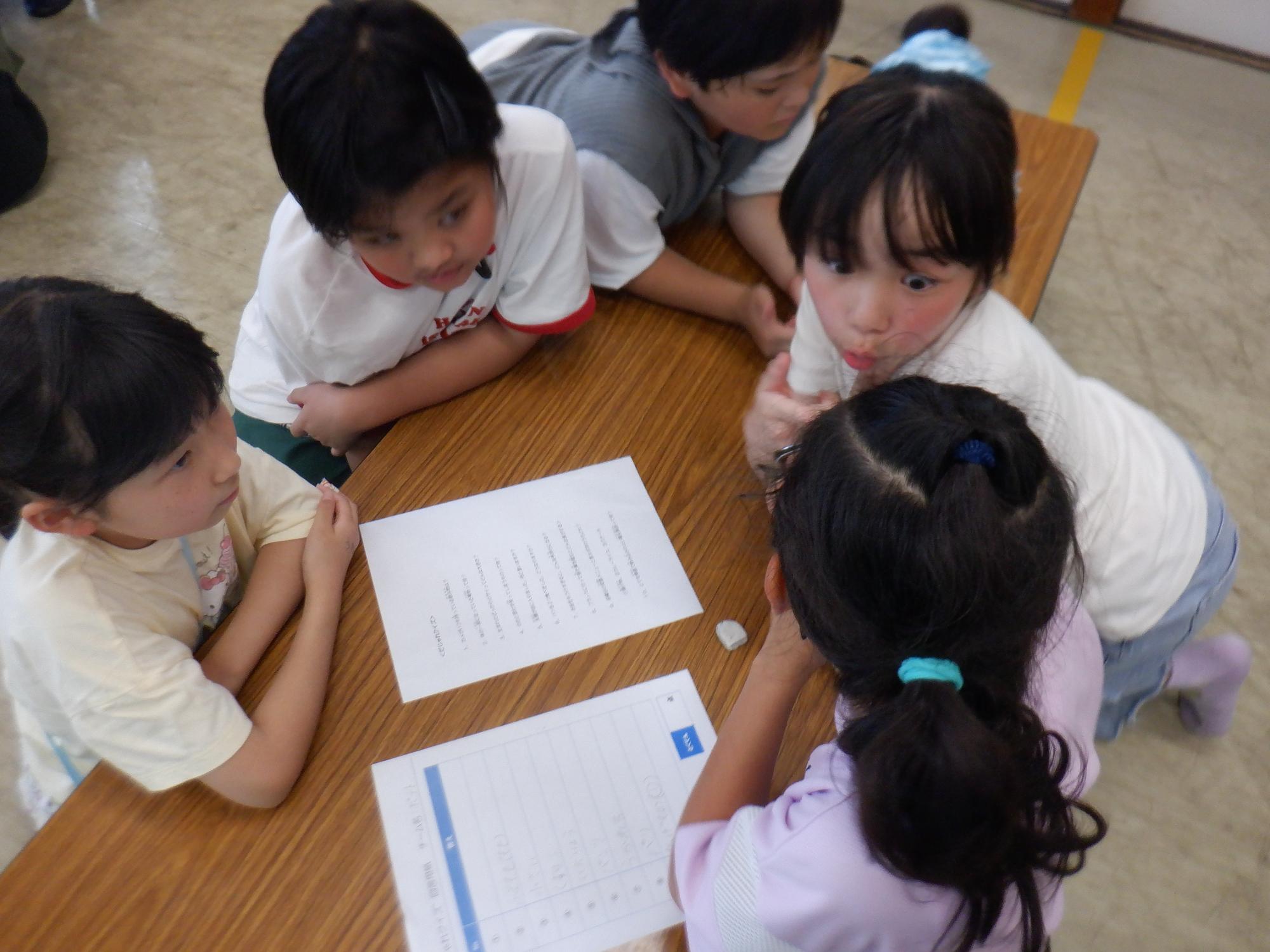 だじゃれを考えている小学生たちの様子