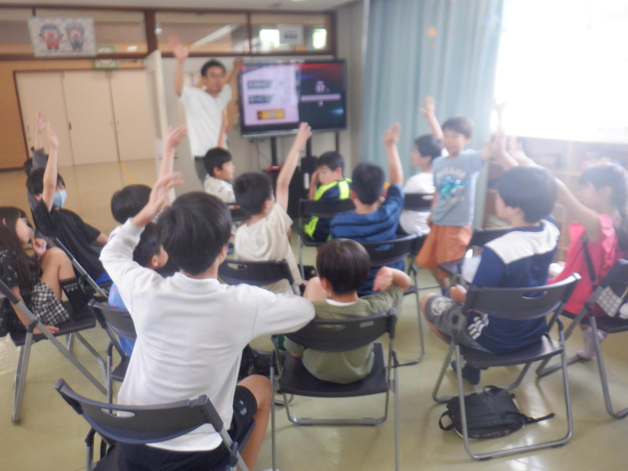 中学生がルールなどを説明している様子