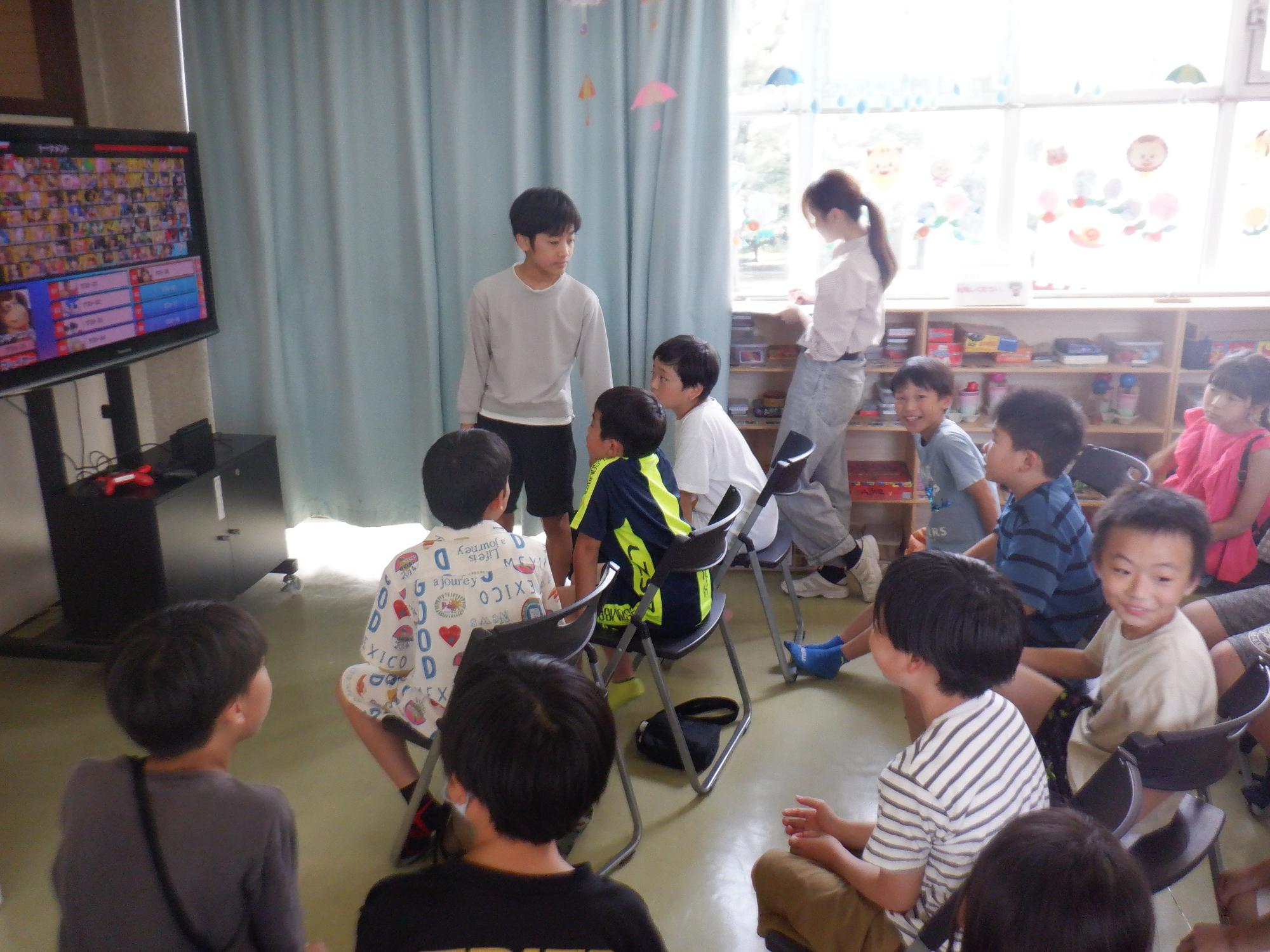 中学生がルールなどを説明している様子