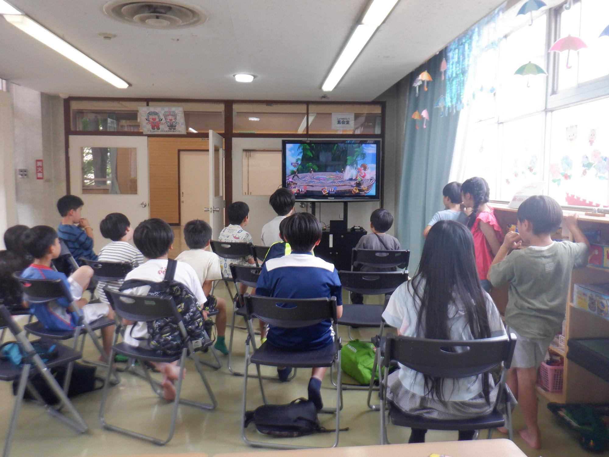 白熱した試合をみている子どもたち