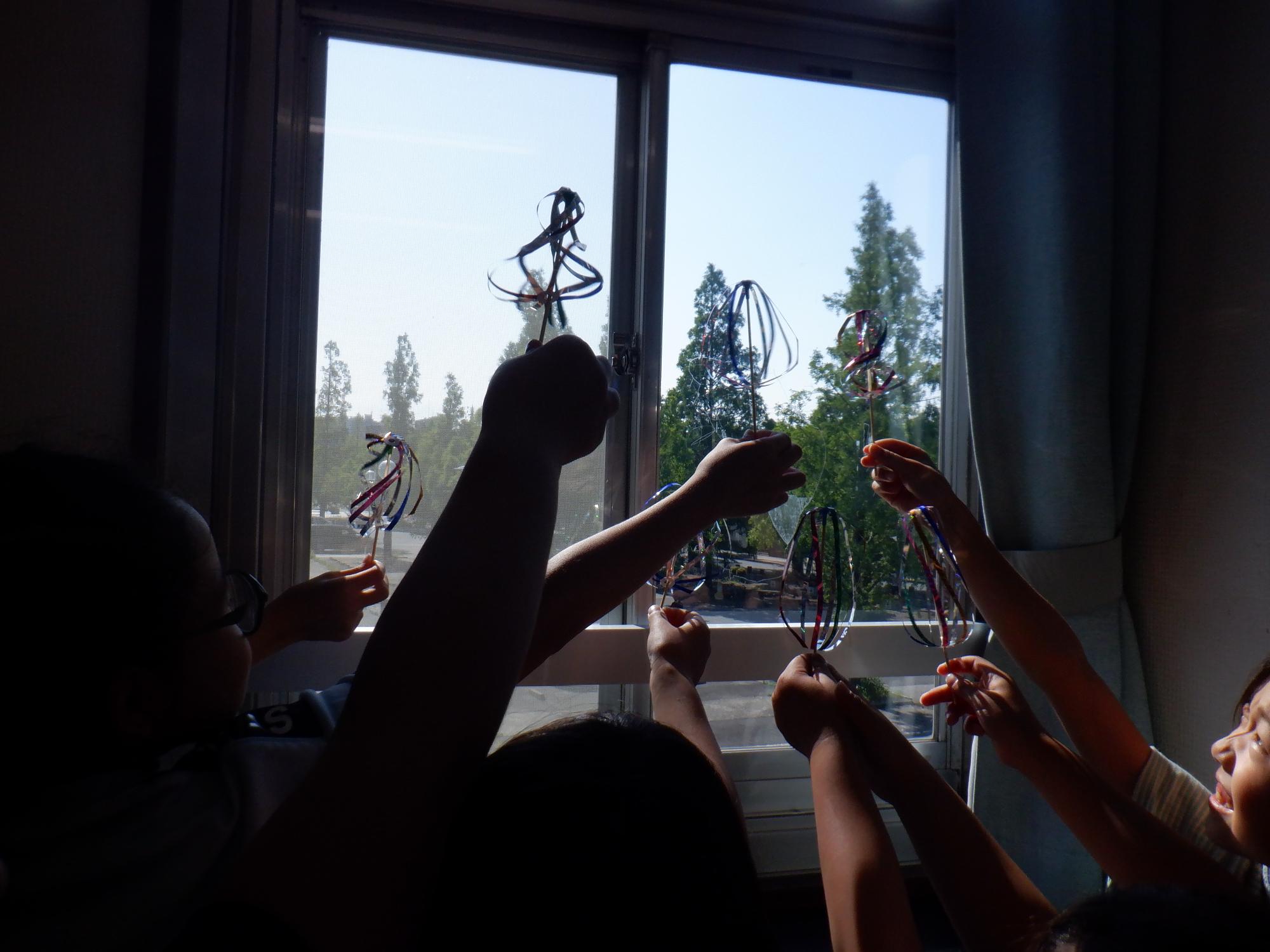 くるくるシャボン玉を窓付近で回している様子