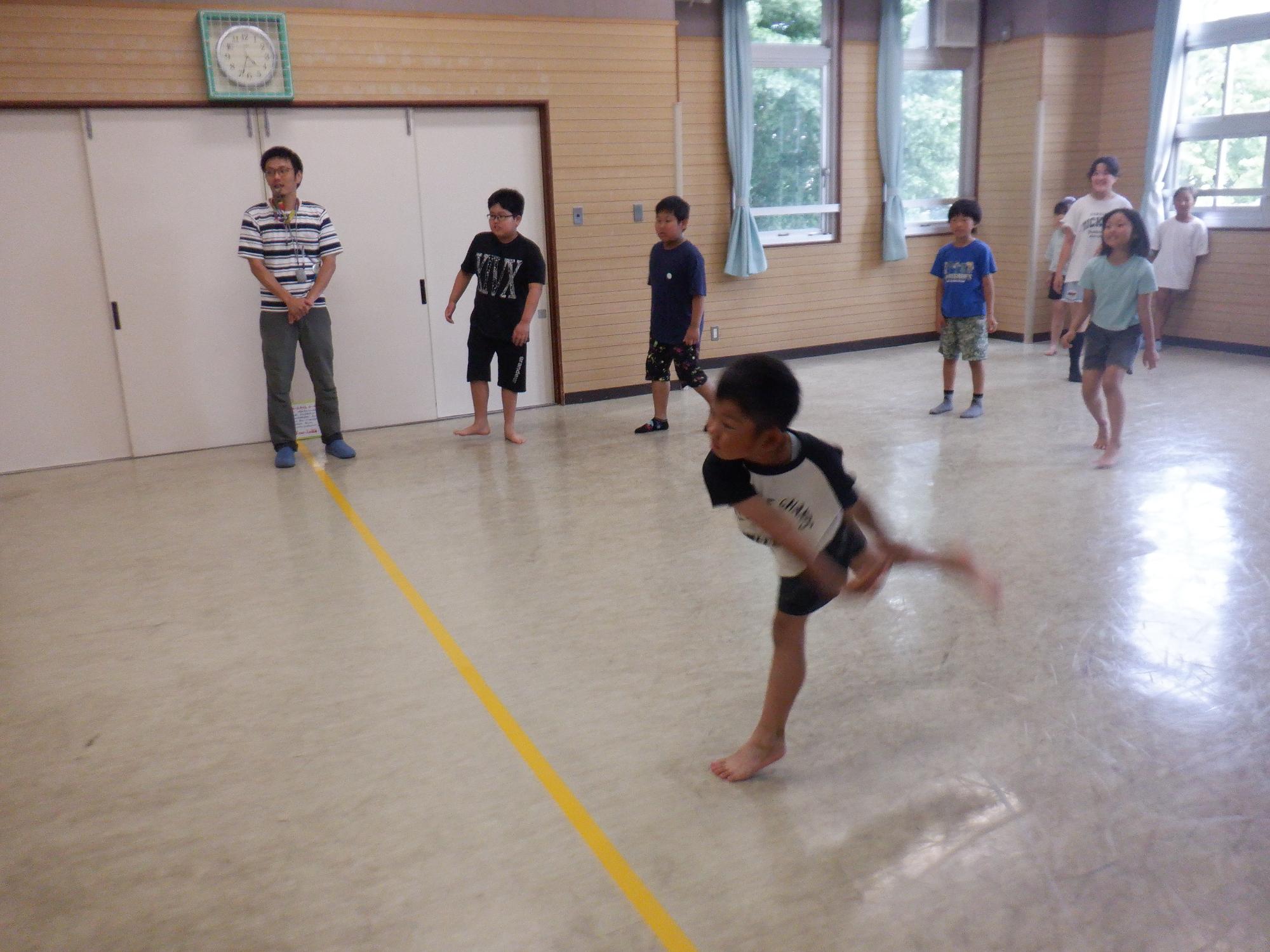 ドッジボールタイムをしている子どもたち