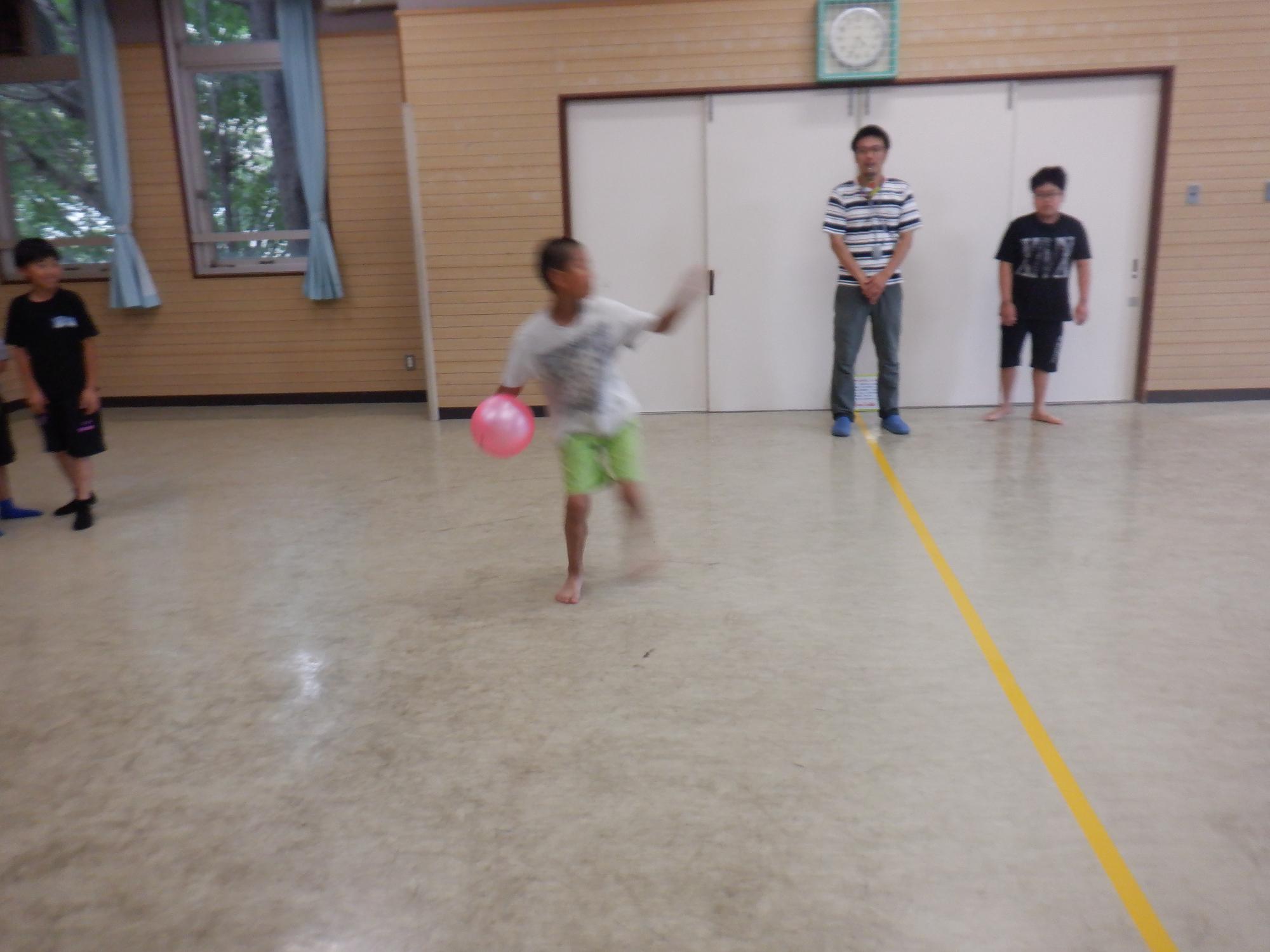 ドッジボールタイムをしている子どもたち