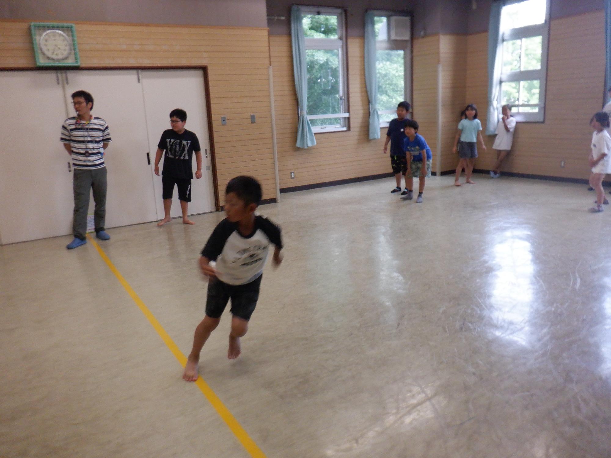 ドッジボールタイムをしている子どもたち