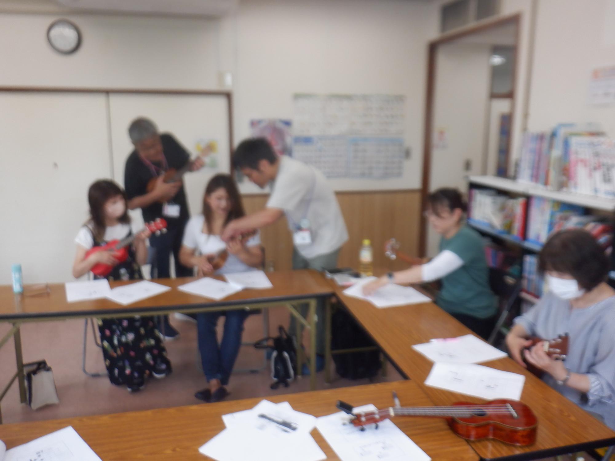 ウクレレにチャレンジしている様子