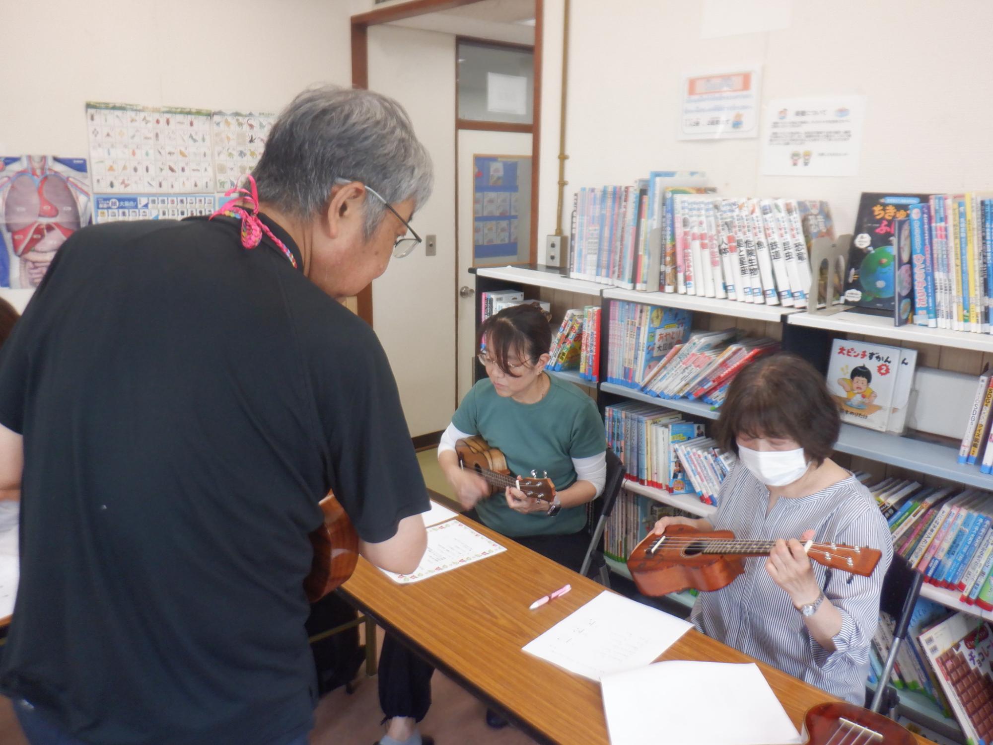 ウクレレにチャレンジしている様子