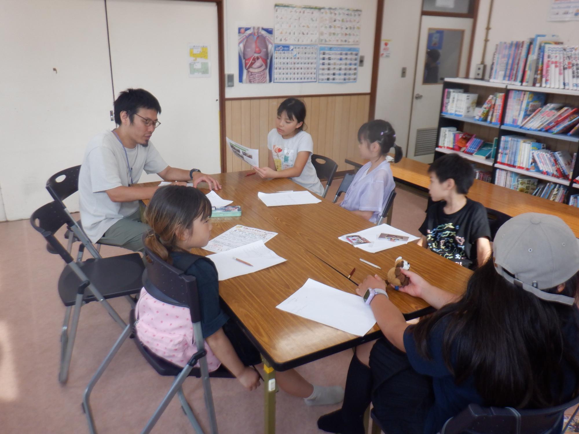 子ども運営会議でDAISHIKOまつり2025の子どもブース案を考えている様子